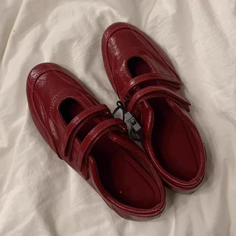 Orthotic-friendly loafers with removable insoles for customized walking comfort