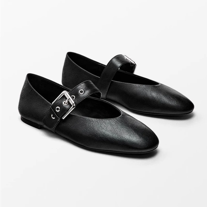 Creating balanced proportions with pointed toe loafers for a harmonious silhouette