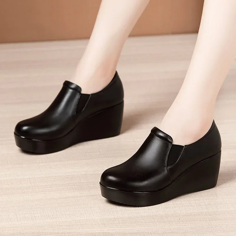 Seasonal walking loafers with weather-appropriate design features