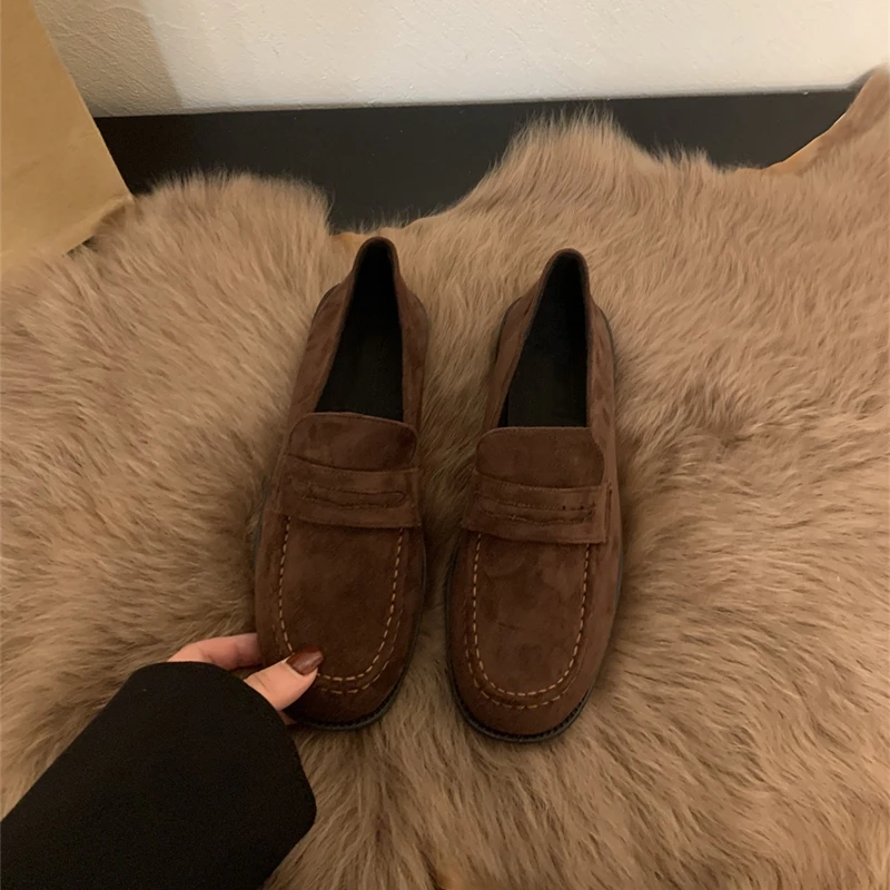 Versatile retro round toe loafers that combine style with wide foot comfort