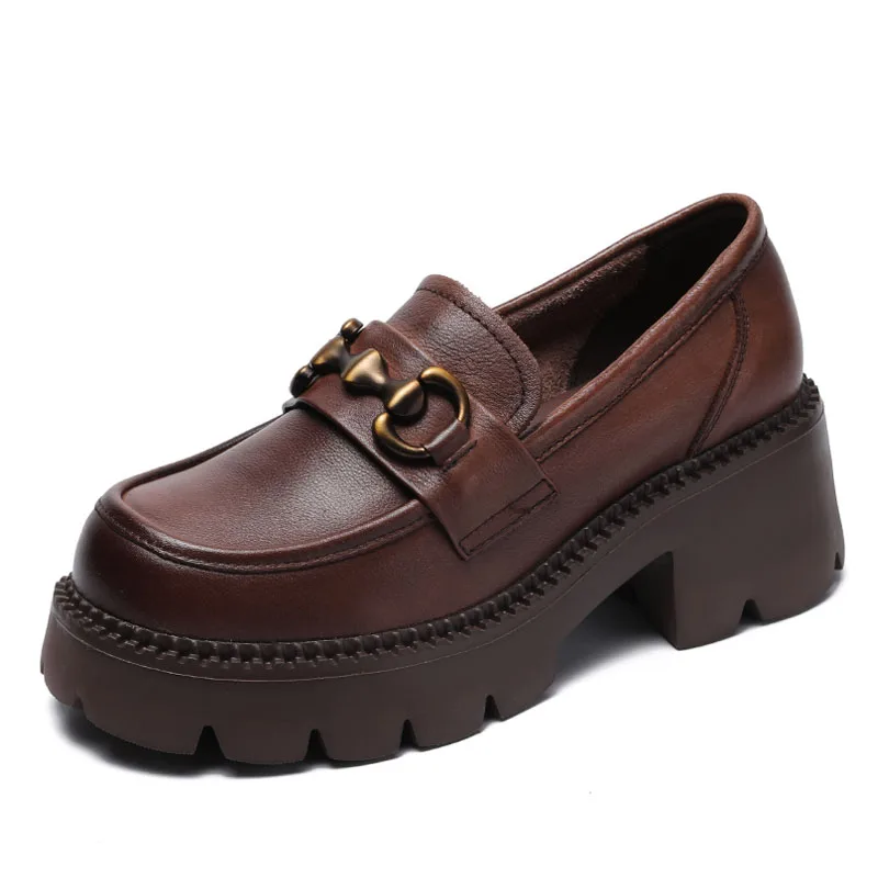 Contemporary casual outfit styling with modern loafers for a youthful appearance