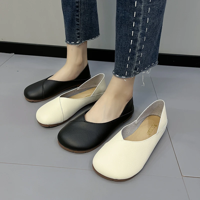Versatile round toe leather loafers for year-round professional wear